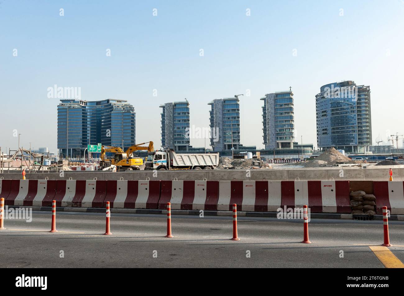 Dubai, Vereinigte Arabische Emirate. Juni 2019. Straßenbauarbeiten und moderne Wohngebäude werden in Dubai, den Vereinigten Arabischen Emiraten, dem Nahen Osten gebaut. Stockfoto