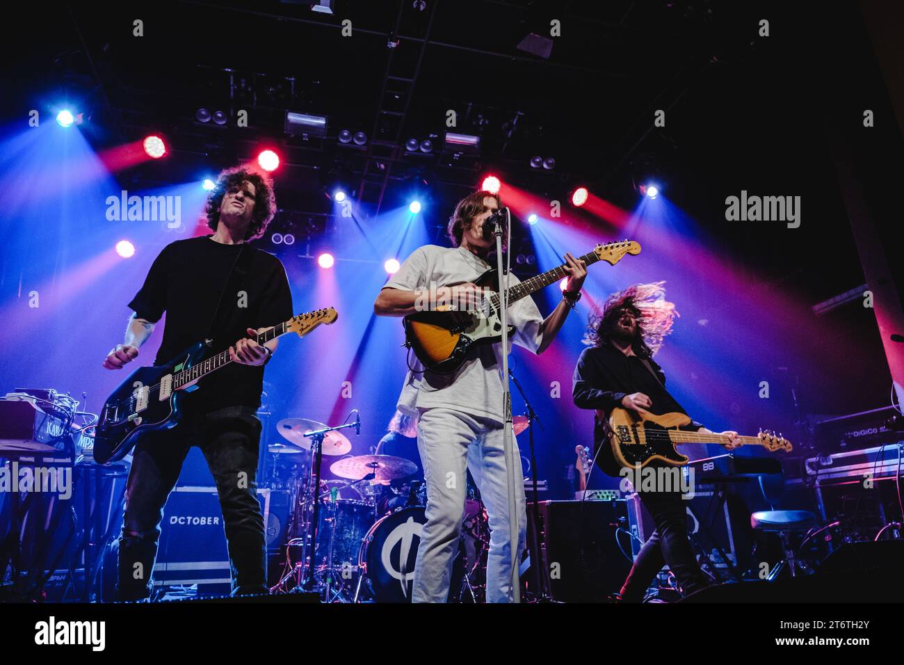 Bern, Schweiz. November 2023. Die britische Band October Drift gibt ein Live-Konzert im Bierhübeli in Bern. Hier ist Sänger und Gitarrist Kiran Roy live auf der Bühne zu sehen. (Foto: Gonzales Foto - Tilman Jentzsch). Stockfoto