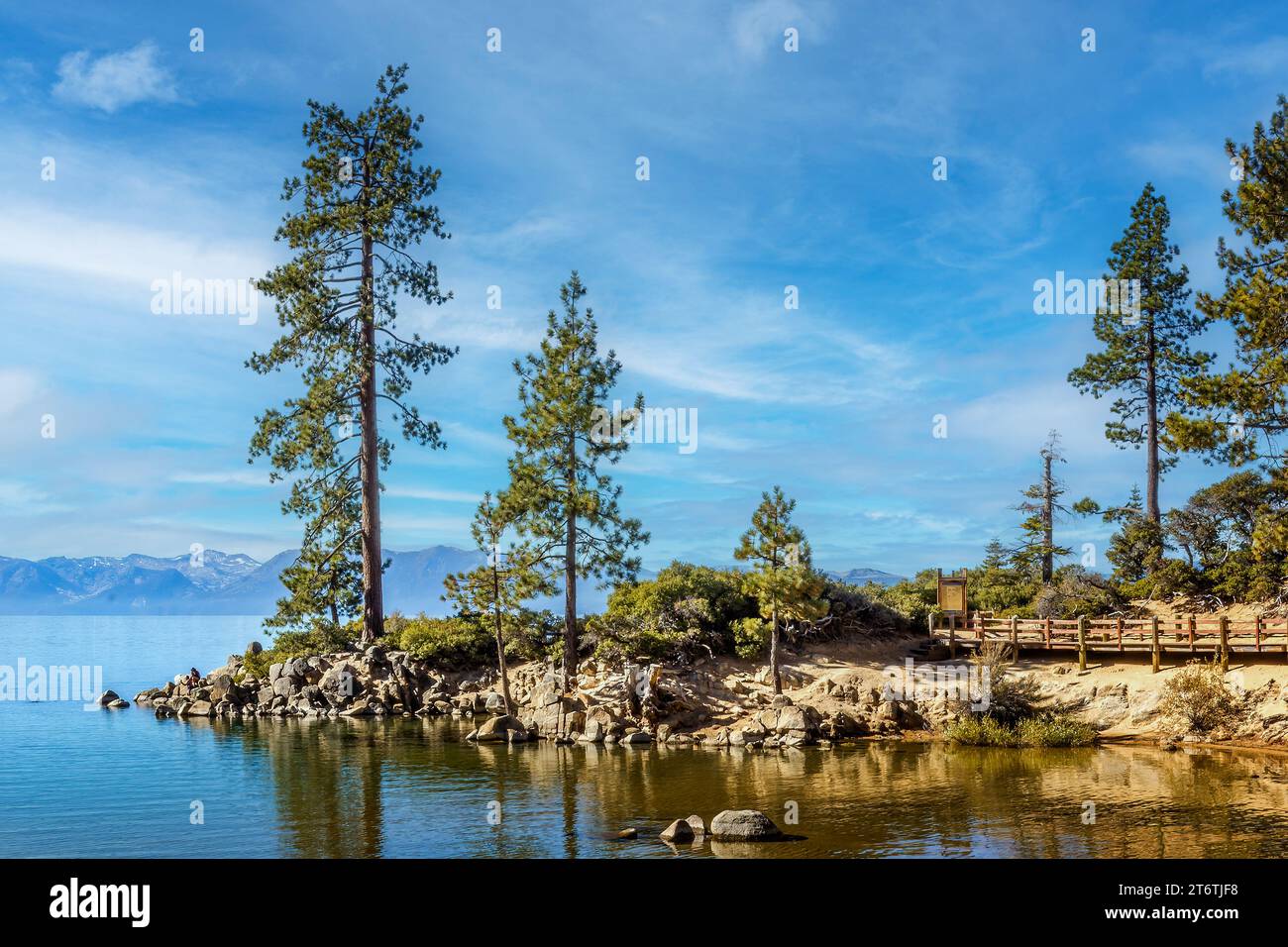 Blick auf den Lake Tahoe an einem sonnigen Sommertag Stockfoto