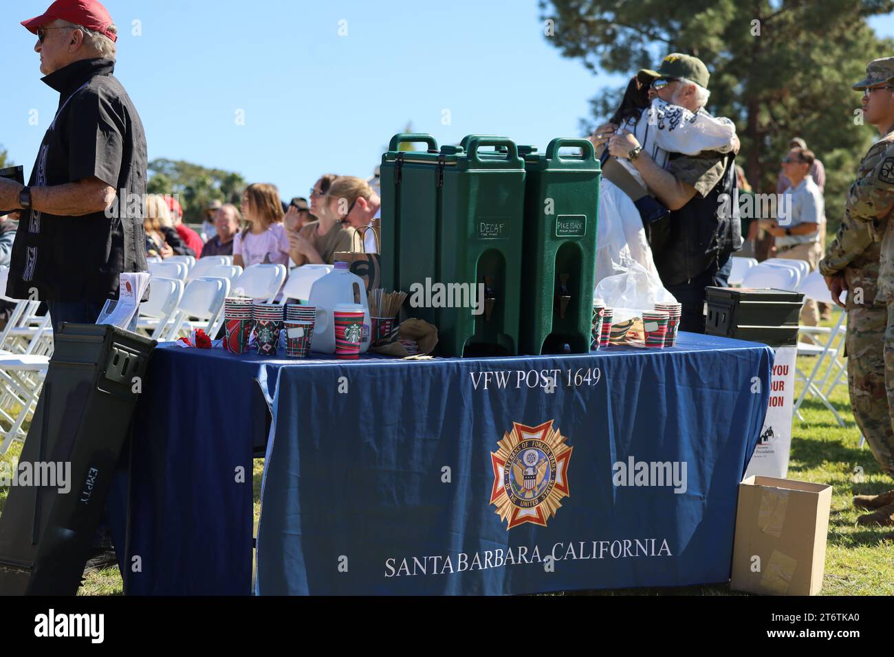 11. November 2023, Santa Barbara, Kalifornien, USA: Old Friends umarmen sich in der Nähe des Tischen der VFW Post 1649 und bieten Wasser und Snacks. Mehrere hundert Menschen nahmen an der jährlichen Zeremonie Veteranâ Claeyssenâ servedâ œHonoring â Teil, alle haben alle die haben. (Kreditbild: © Amy Katz/ZUMA Press Wire) NUR REDAKTIONELLE VERWENDUNG! Nicht für kommerzielle ZWECKE! Stockfoto