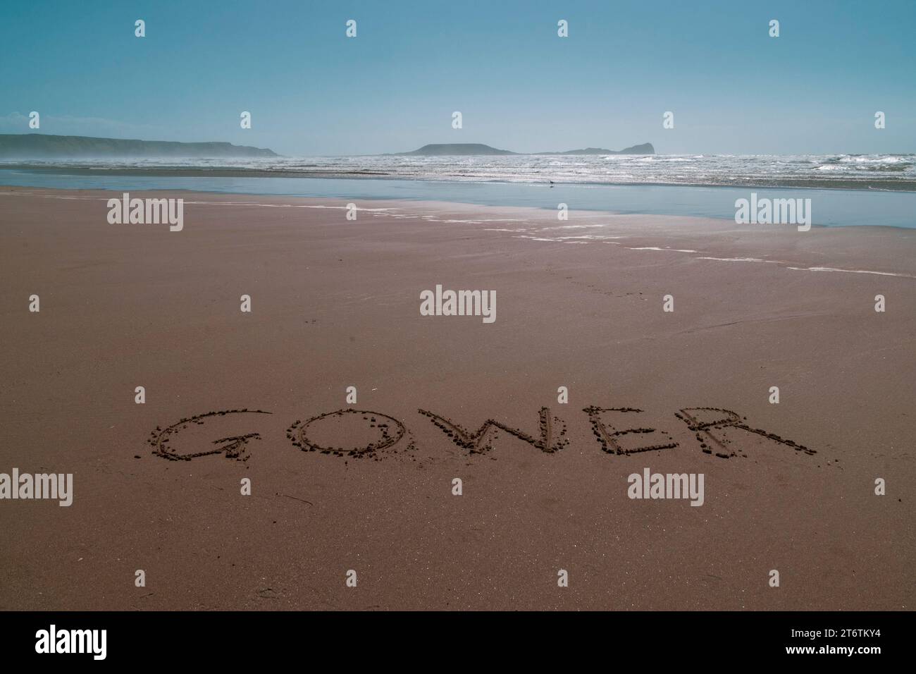 Das Wort Gower steht im Sand auf Llangennith auf der Gower-Halbinsel in Südwales Stockfoto