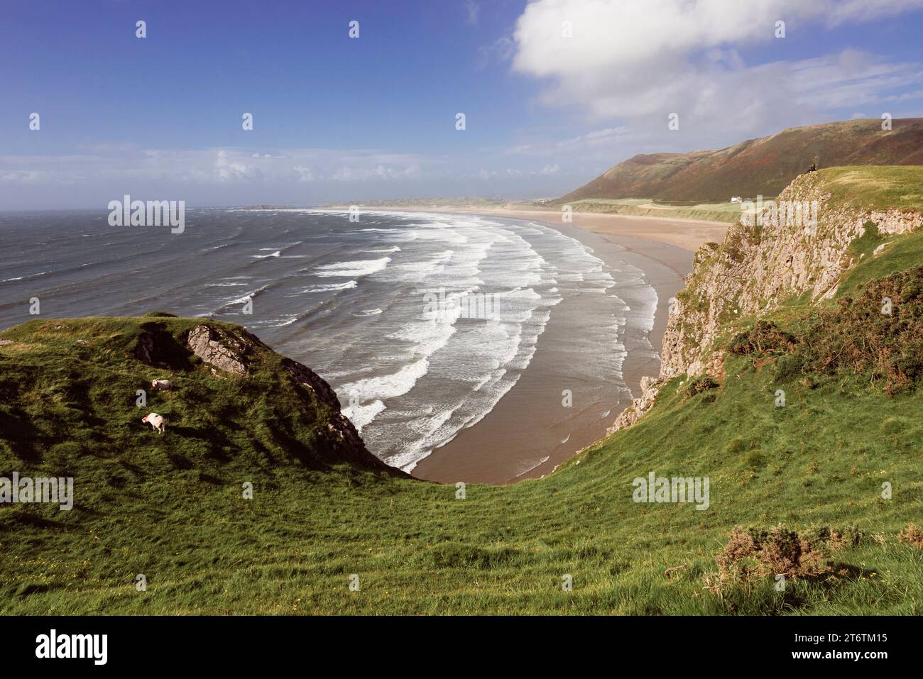 Ein Blick auf die Wellen, die am Rhossili Beach auf der Gower Peninsular in Wales einschlagen Stockfoto