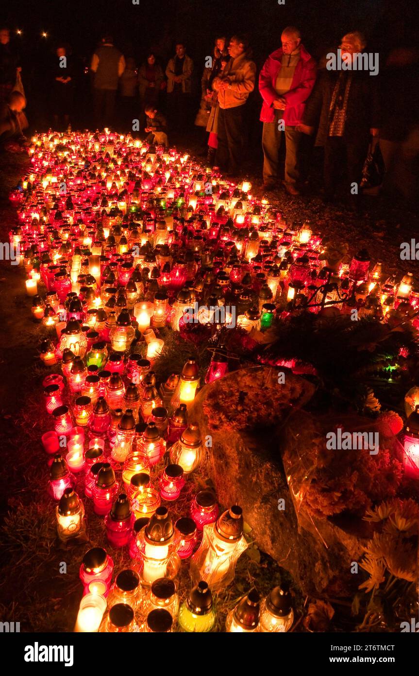 Kerzenlicht-Mahnwache am Allerheiligen-Tag auf dem Friedhof der Heiligen Familie in Breslau, Niederschlesien, Polen Stockfoto