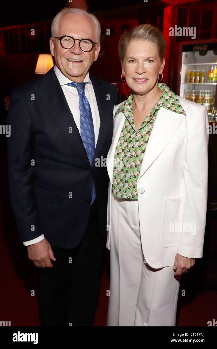 Cornelia Poletto mit Ehemann Rüdiger Grube bei der Premiere der Dinnershow Poletto Palazzo unter dem Motto Ladies First im Spiegelpalast an der Trabrennbahn Horn. Hamburg, 11.11.2023 *** Cornelia Poletto mit Ehemann Rüdiger Grube bei der Premiere der Poletto Palazzo Dinner Show unter dem Motto Ladies First im Spiegelpalast an der Trabrennbahn Horn Hamburg, 11 11 2023 Foto:xgbrcix/xFuturexImagex poletto 3140 Stockfoto