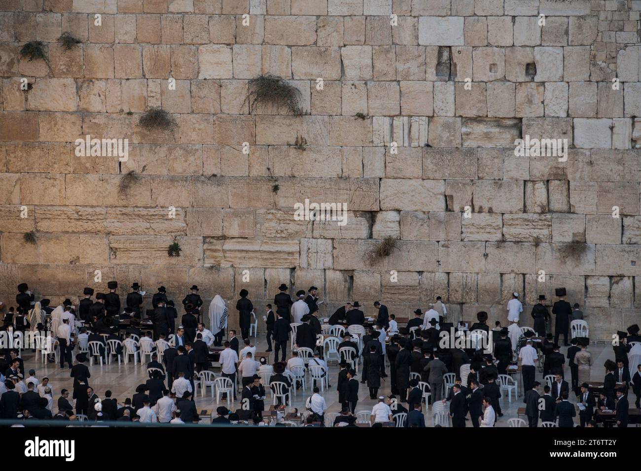 Mitglieder der jüdischen Gemeinde versammeln sich zu Beginn des Sabbats an der Westmauer in der Altstadt von Jerusalem zum Gebet. Jerusalem ist eine heilige Stadt für drei monotheistische Religionen: Judentum, Christentum und Islam. Diese religiöse Vielfalt hat zu einem Zusammenleben geführt, das sowohl freundlich als auch auffällig ist, obwohl die Situation seit den Anschlägen vom 7. Oktober 2023 etwas angespannt geworden ist. Trotz der Konflikte, die die Geschichte der Stadt geprägt haben, haben die Bewohner Jerusalems gelernt, in Harmonie zusammenzuleben. Dies spiegelt sich im Alltag wider, an dem die drei Religionen teilhaben Stockfoto