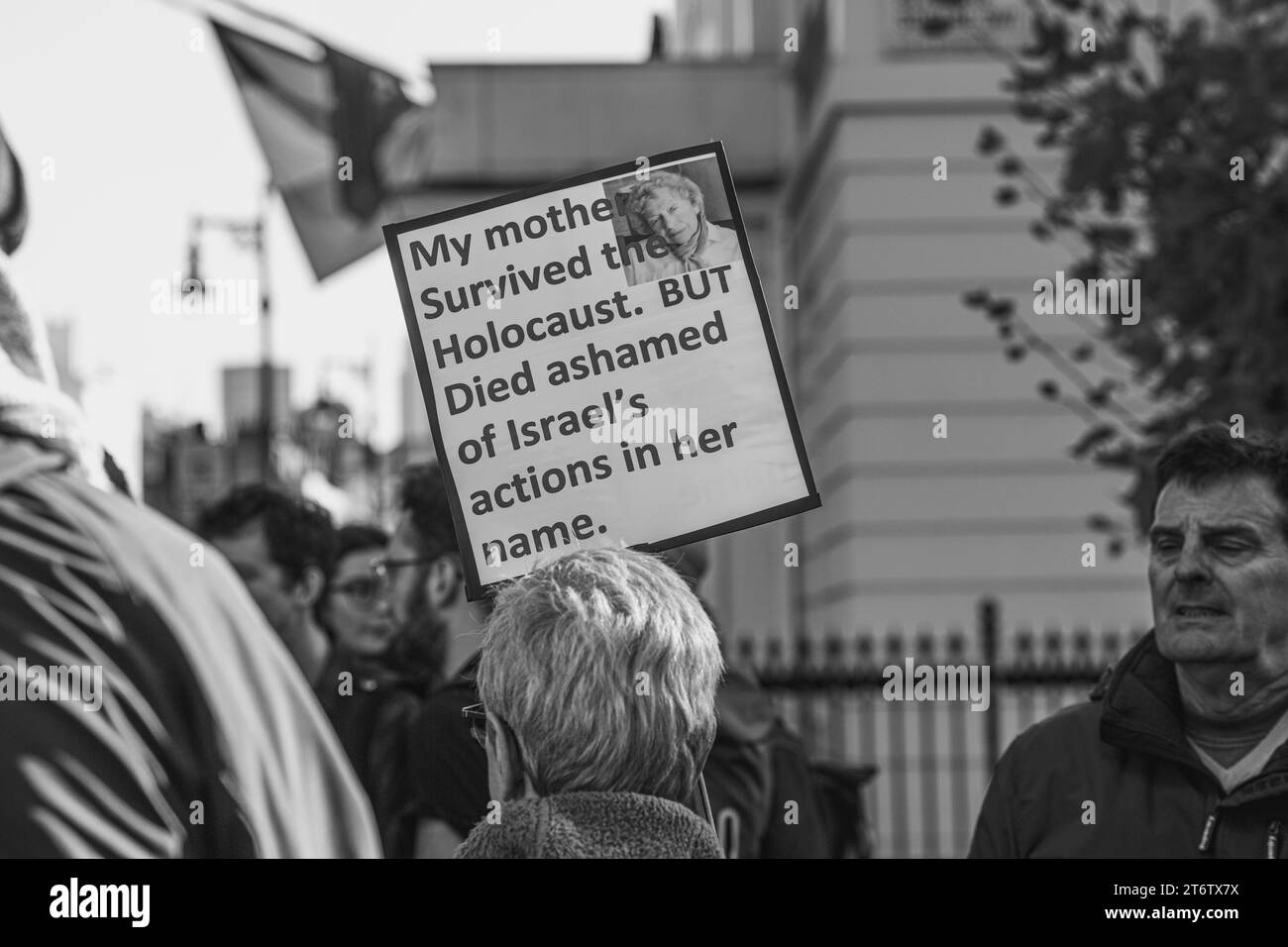 November 2023. London, Großbritannien. Jüdische Frau mit dem Schild "meine Mutter überlebte den Holocaust" marschiert friedlich vom Hyde Park zur US-Botschaft bei Nine Elms am Tag des Waffenstillstands und ruft zu einem sofortigen Waffenstillstand im Nahen Osten auf. wo Tausende unschuldiger Zivilisten, darunter viele Kinder, sowohl beim Angriff der Hamas auf Israel als auch bei gewaltigen Luftangriffen starben, die weite Teile des Gazastreifens verwüstet haben.Credit Image: © Horst Friedrichs Stockfoto