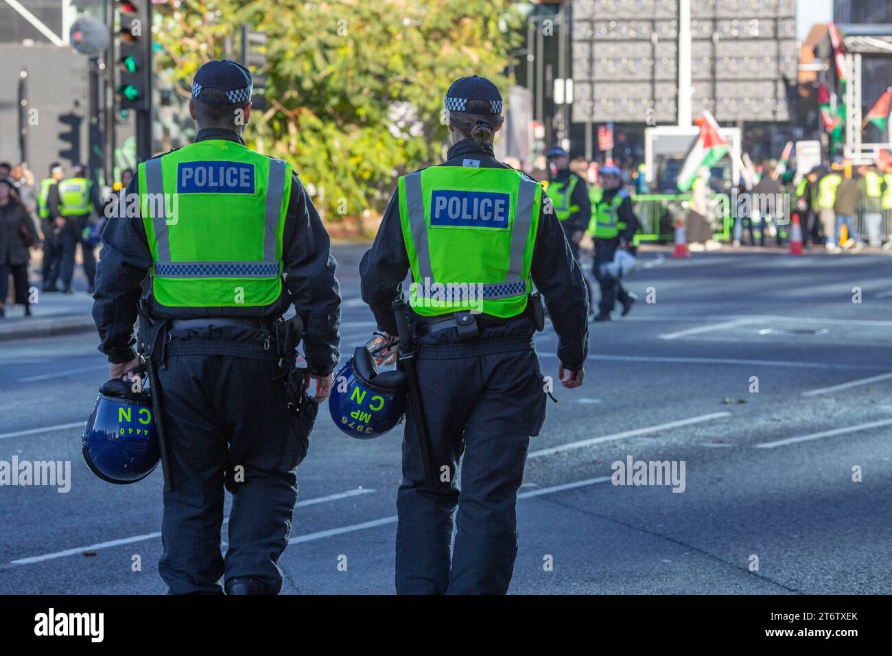 Zurück Ansicht Offizier der Metropolitan Police im Dienst, bei einer Protestdemonstration im Zentrum Londons. Stockfoto