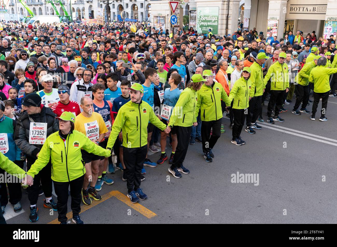 Cuneo, Italien. 12. November 2023. Im November jedes Jahres findet der Cuneo Marathon statt, ein Amateurrennen, an dem Tausende von Menschen teilnehmen, die sich an einem Langlaufrennen in der Stadt versuchen. Die diesjährige Ausgabe, die vierzigste, begann heute Morgen mit rund 19.000 Teilnehmern. Quelle: Luca Prestia / Alamy Live News Stockfoto