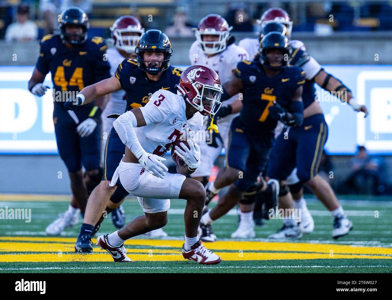 11. November 2023 Berkeley, CA, USA, Washington State Wide Receiver Josh Kelly (3) läuft für zusätzliche Yards, nachdem er während des NCAA Football-Spiels zwischen Washington State Cougars und den California Golden Bears einen tiefen Pass eingefangen hat. Kalifornien besiegte Washington State 42-39 im California Memorial Stadium Berkeley Kalifornien Thurman James / CSM Stockfoto