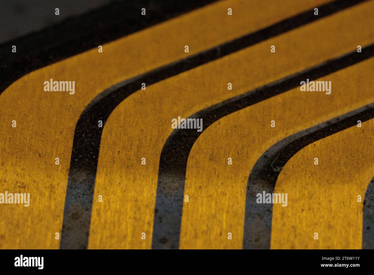 Nahaufnahme eines Bahnsteigs, der die verschiedenen bemalten Bahnlinien entlang seiner Länge zeigt Stockfoto
