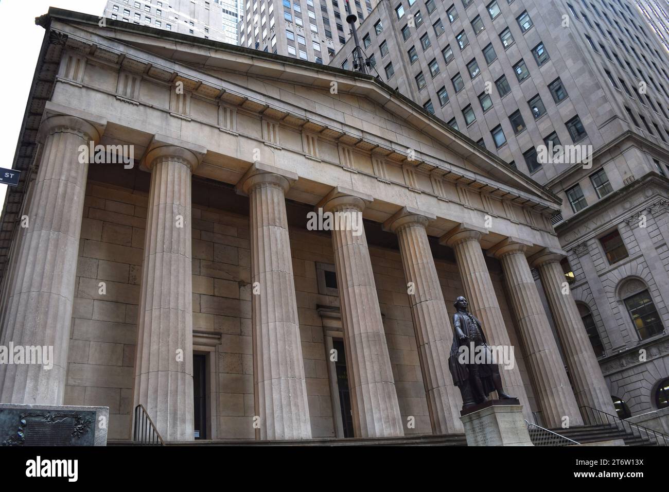 Erleben Sie den Reiz der New Yorker Börse in Amerika durch diese atemberaubende und fesselnde Aussicht auf das Finanzzentrum Stockfoto