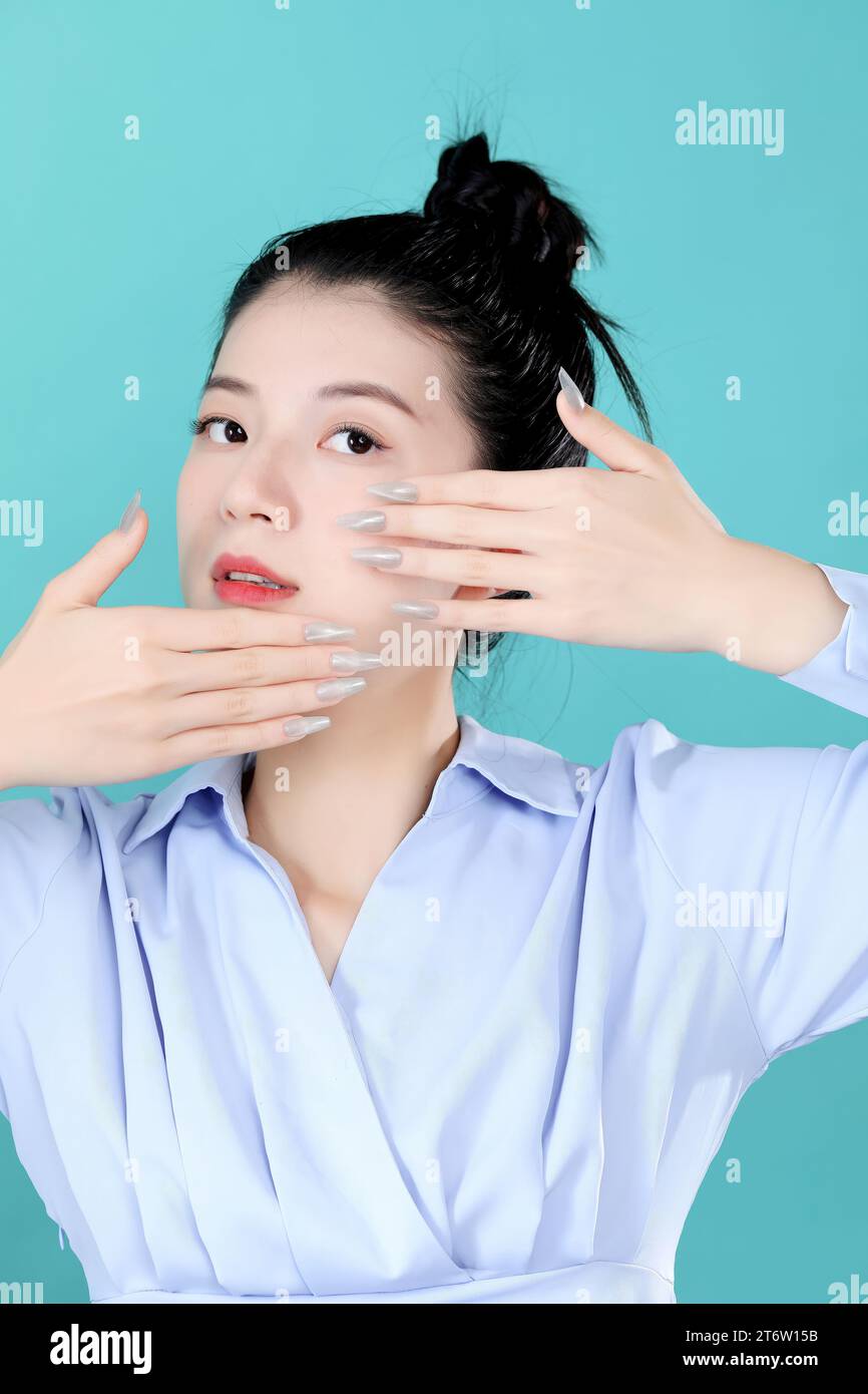 Die Gesichter asiatischer Frauen werden mit Kosmetik verschönert, Gesichter für Werbung Stockfoto