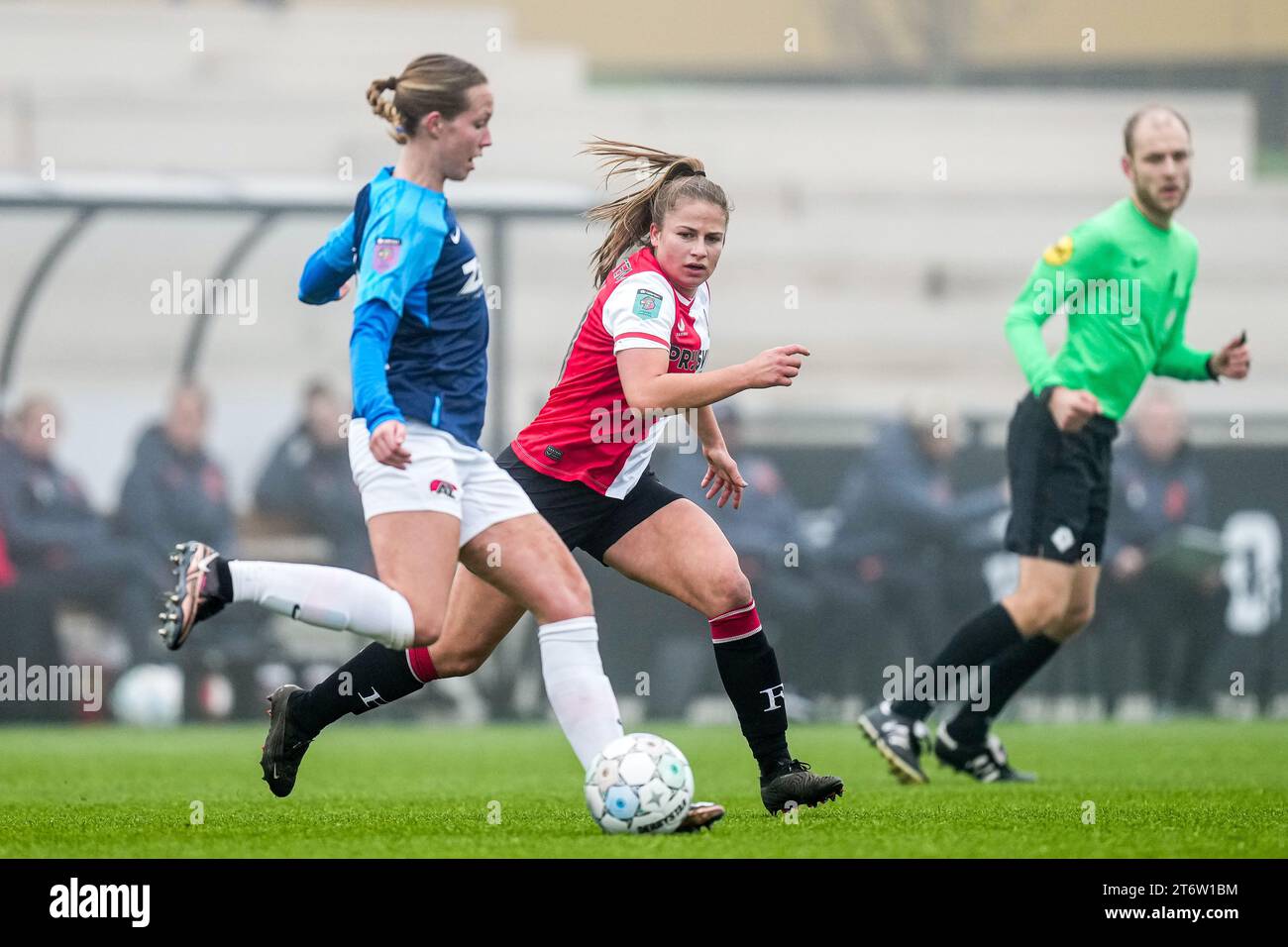 Rotterdam - Manique de Vette von AZ Alkmaar V1, Tess van Bentem von Feyenoord V1 während des Spiels zwischen Feyenoord V1 und AZ V1 bei Nieuw Varkenoord am 12. November 2023 in Rotterdam, Niederlande. (Box to Box Pictures/Yannick Verhoeven) Stockfoto