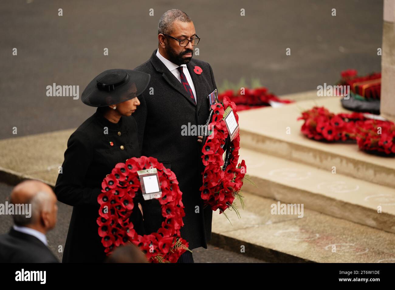 Innenministerin Suella Braverman und Außenministerin James legen geschickt Kränze während der Gedenkfeier im Cenotaph in London ab. Bilddatum: Sonntag, 12. November 2023. Stockfoto