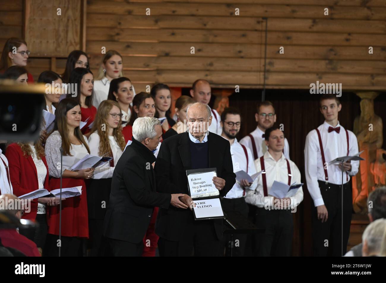 Mit einem Gottesdienst in der Martin-Luther-Kirche in Ulm beginnen am 12.11.2023 die viertaegigen Beratungen der Synode der Evangelischen Kirche in Deutschland EKD. Foto vom 12.11.2023 zeigt den Pfarrerssohn Hans Hirzel, der eng mit den Geschwistern Scholl befreundet war mit einem Friedensappell und den Chor. Siehe epd-Meldung vom 12.11.2023 NUR REDAKTIONELLE VERWENDUNG *** die viertägigen Beratungen der Synode der Evangelischen Kirche in Deutschland EKD beginnen mit einem Gottesdienst in der Martin-Luther-Kirche in Ulm am 12 11 2023 Foto vom 12 11 2023 zeigt den Hirtensohn Hans Hirzel, der ein enger Freund war Stockfoto