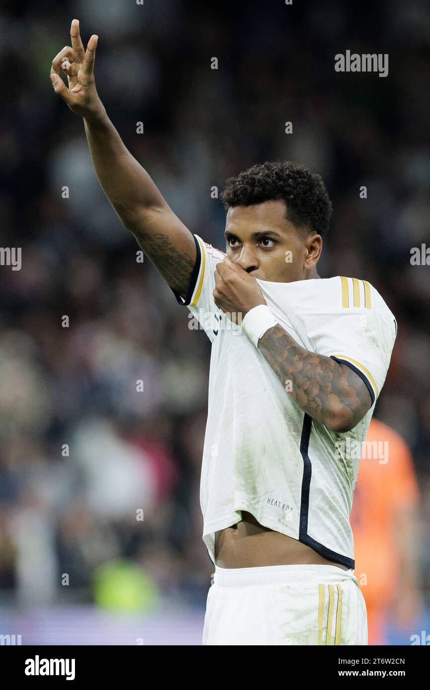 Rodrygo Goes of Real Madrid feiert im Santiago Bernabeu Stadion ein Tor beim Spiel der La Liga 2023/24 zwischen Real Madrid und Valencia. Endpunktzahl; Real Madrid 5:1 Valencia (Foto: Guillermo Martinez / SOPA Images/SIPA USA) Stockfoto