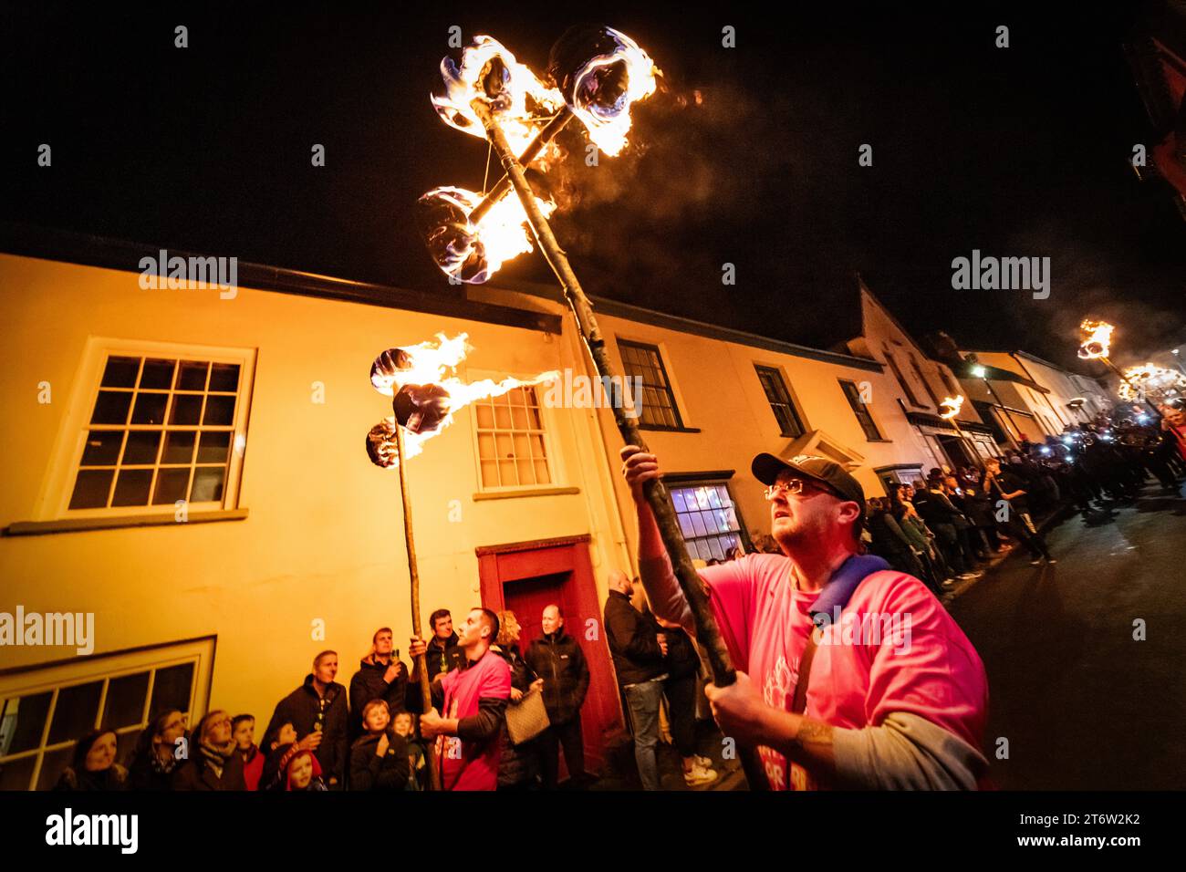 Hatherleigh, Devon, Großbritannien. November 2023. Hatherleigh, Großbritannien. Flammenparade im Hatherleigh Karneval und Teerfässer bei Nacht in Devon. Autor: Thomas Faull/Alamy Live News Stockfoto