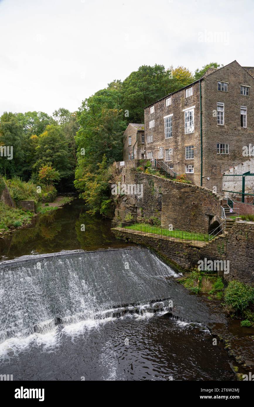 Der Torrs Riverside Park in New Mills, Derbyshire, England. Torr Vale Mill liegt am Fluss Goyt und Wehr. Stockfoto