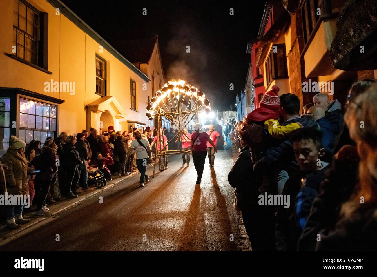 Hatherleigh, Devon, Großbritannien. November 2023. Hatherleigh, Großbritannien. November 2023. Flammenparade im Hatherleigh Karneval und Teerfässer bei Nacht in Devon. Autor: Thomas Faull/Alamy Live News Stockfoto