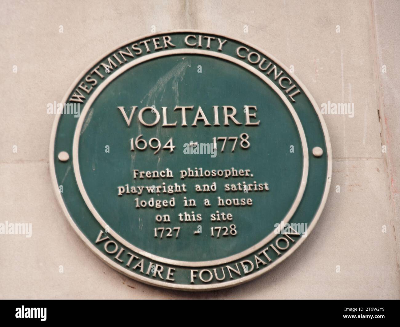 Plakette mit einem Haus, in dem Voltaire von 1727 bis 1728 in London lebte, Covent Garden, London, Großbritannien Stockfoto