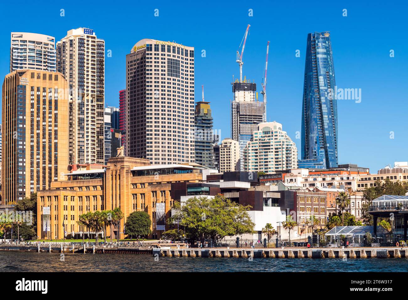 Sydney, Australien - 17. April 2022: Skyline des zentralen Geschäftsviertels von Sydney aus von einer Fähre in Richtung Circular Quay an einem sonnigen Tag Stockfoto