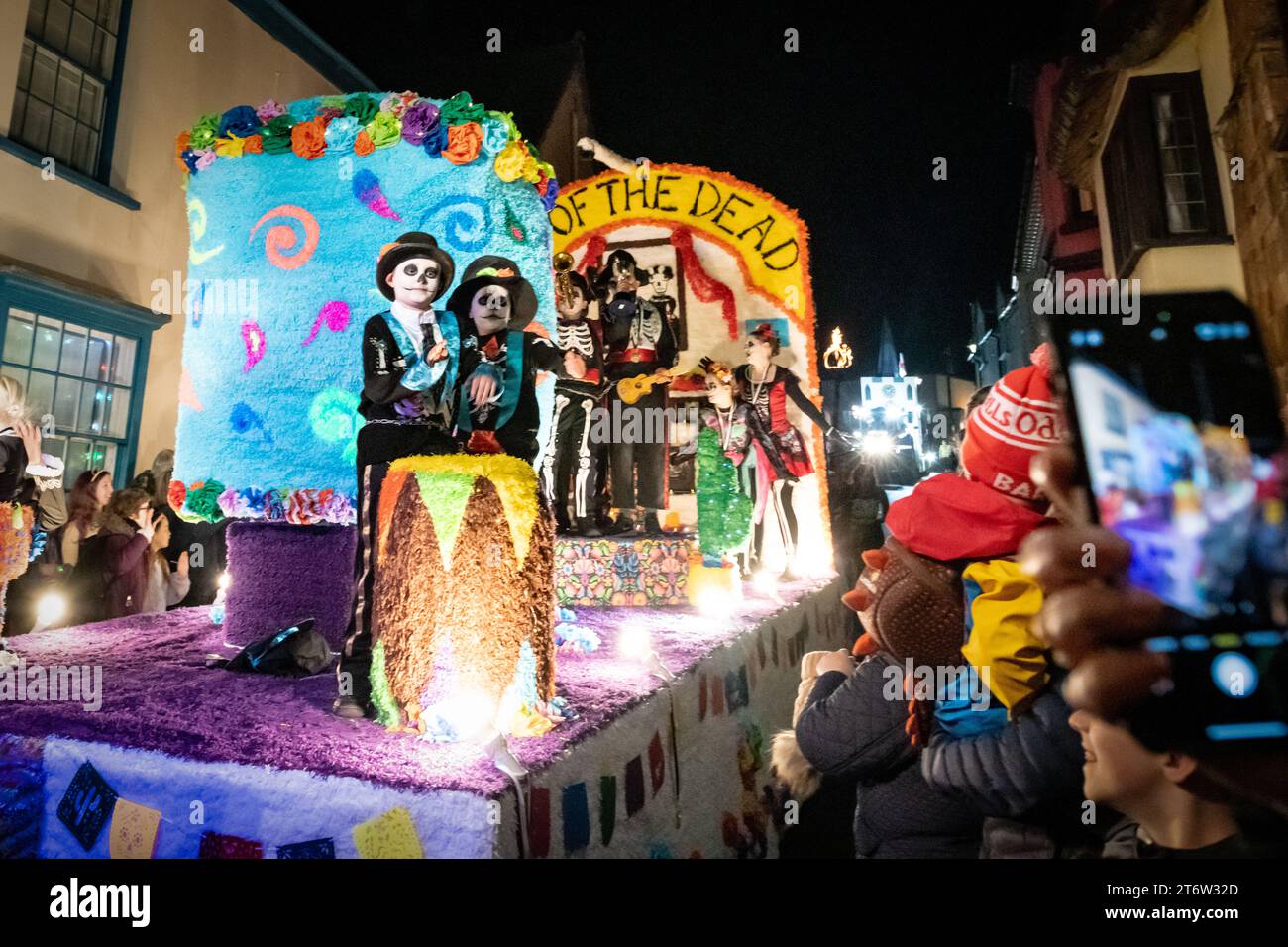 Hatherleigh, Großbritannien. November 2023. Farbenfrohe Parade im Hatherleigh Carnival und Teerfässer bei Nacht in Devon. Stockfoto