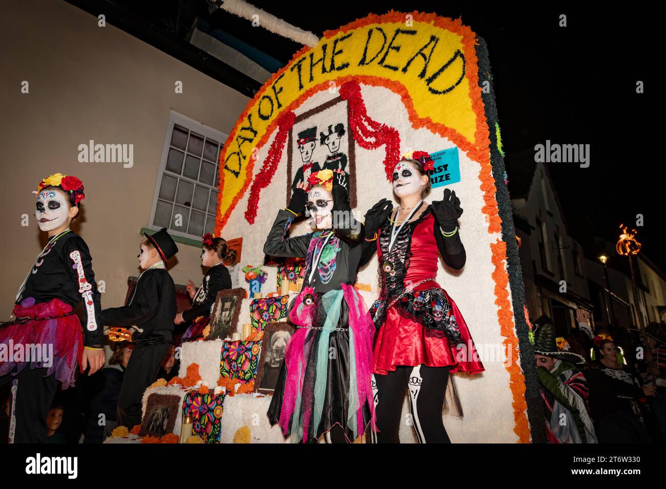 Hatherleigh, Großbritannien. November 2023. Farbenfrohe Parade im Hatherleigh Carnival und Teerfässer bei Nacht in Devon. Stockfoto