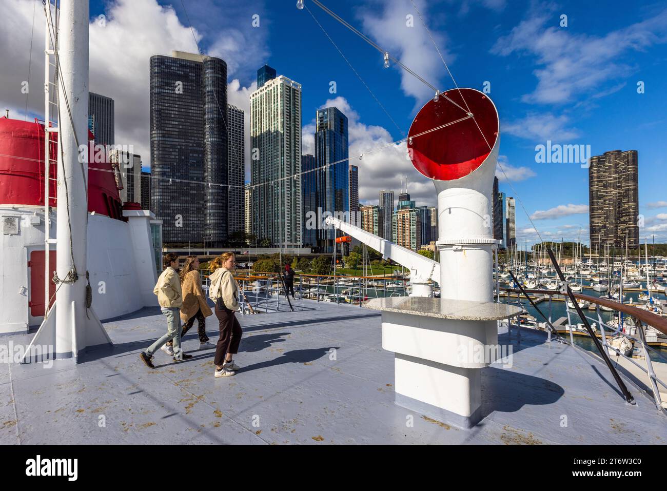 Das Schiff Abegweit ist die Basis des Columbia Yacht Club. Es liegt im Herzen von Chicagos Segelszene und von der Terrasse haben Sie einen ungehinderten Blick auf die Skyline von Chicago. Chicago, Usa Stockfoto