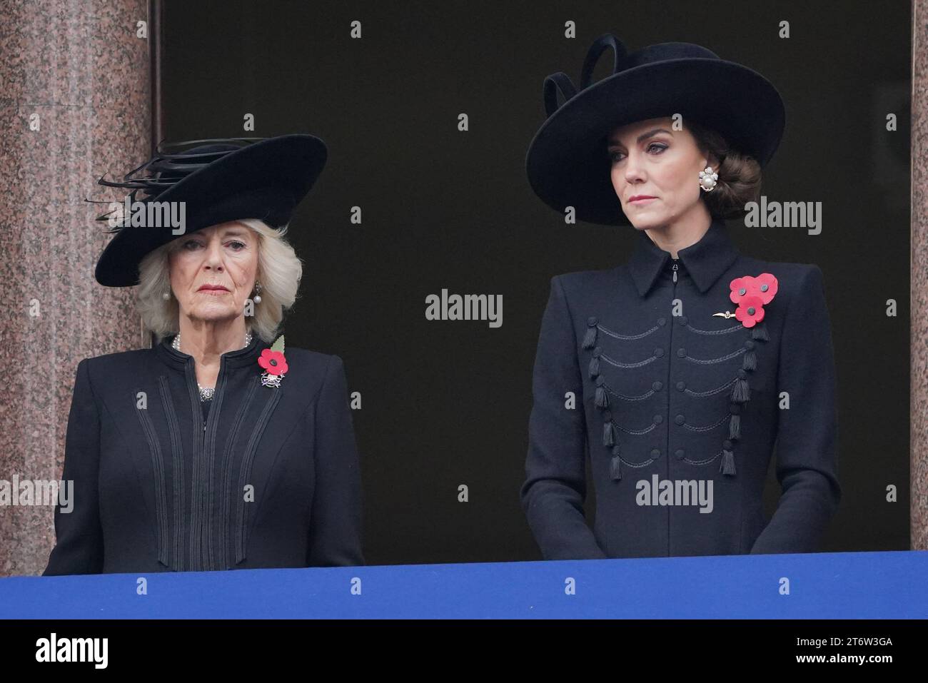 Königin Camilla und die Prinzessin von Wales auf einem Balkon im Foreign, Commonwealth and Development Office (FCDO) in Whitehall, während der Gedenkfeier im Cenotaph in Whitehall, London. Bilddatum: Sonntag, 12. November 2023. Stockfoto