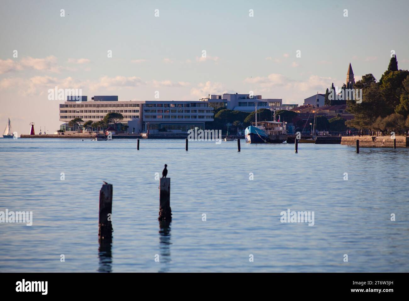 Hafen von Bernardin in der Nähe von Portorose mit Hotels, Park und Kirche St. Bernardin Stockfoto