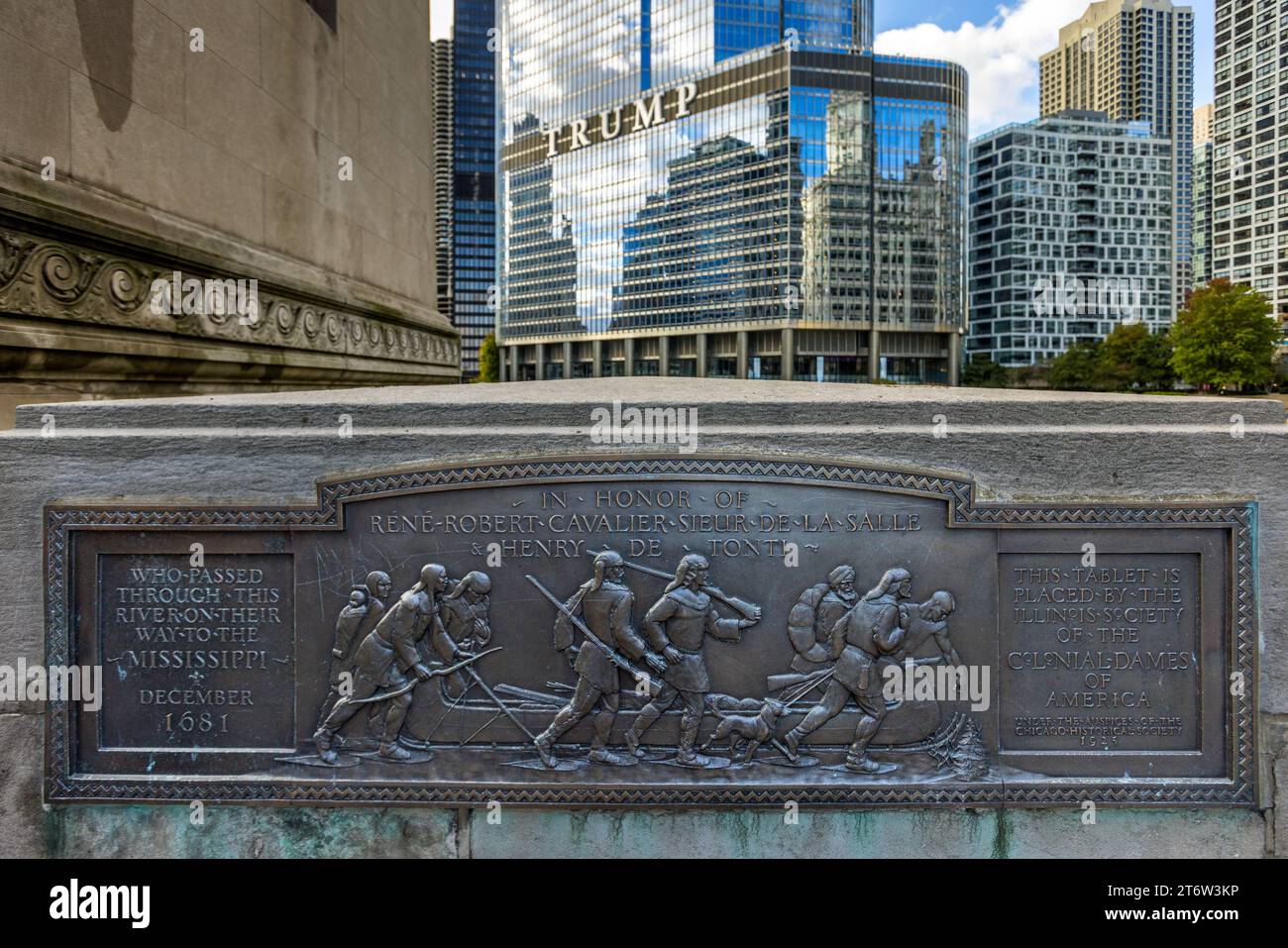 Inschrift auf der DuSable-Brücke: Zu Ehren von Réné-Robert Cavalier Sieur de la Salle & Henry de Tonti, die diesen Fluss auf ihrem Weg zum Mississippi im Dezember 1681 durchquerten. Chicago, Usa Stockfoto