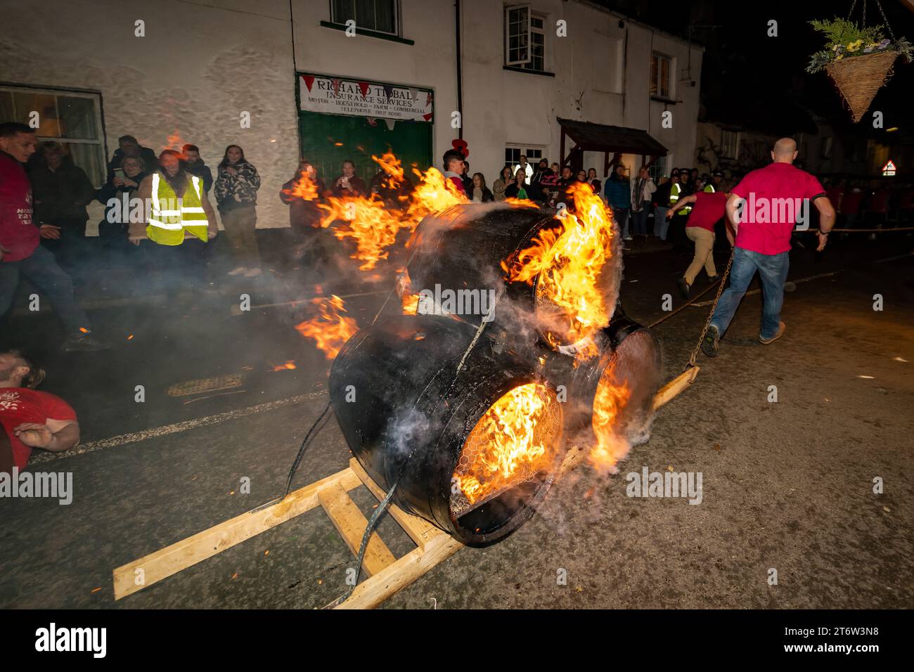 Hatherleigh, Großbritannien. November 2023. Das brennende Hochgeschwindigkeitsfass führt durch das Stadtzentrum von Hatherleigh für die Karneval- und Teerfässer, die seit 1903 rohe heidnische Energie bieten. Stockfoto