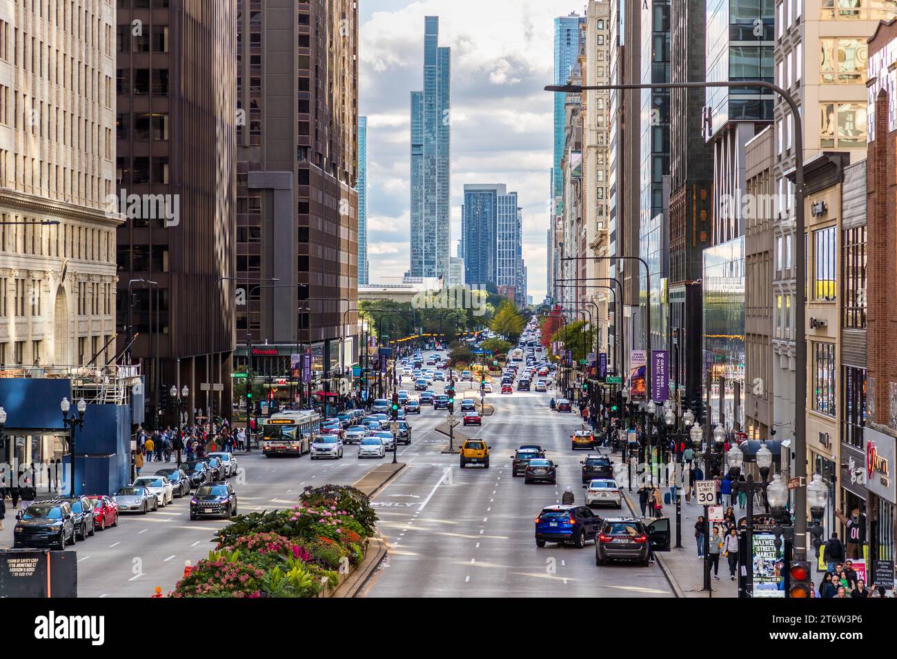 Michigan Avenue, Chicago. Blick von der Michigan Avenue Bridge (du Sable Bridge), Boulevard mit exklusiven Geschäften, Museen, Restaurants und Hotels. Blick in Richtung Süden vom Chicago River in Richtung North Michigan Avenue in Chicago, Illinois, USA Stockfoto