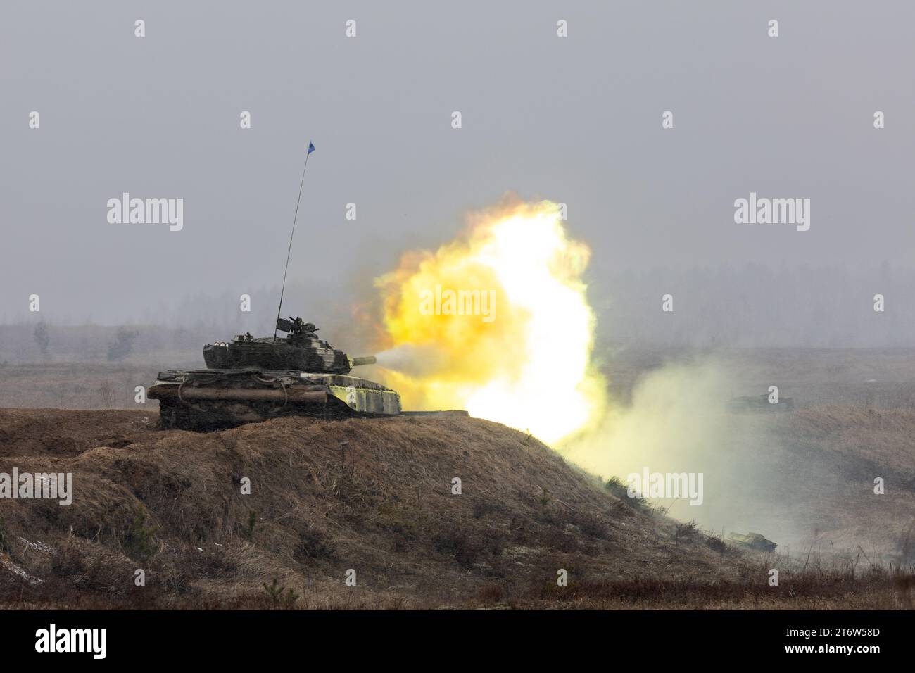 Feuer und Rauch aus einem Panzerschuss während des Trainings auf dem Trainingsgelände Stockfoto