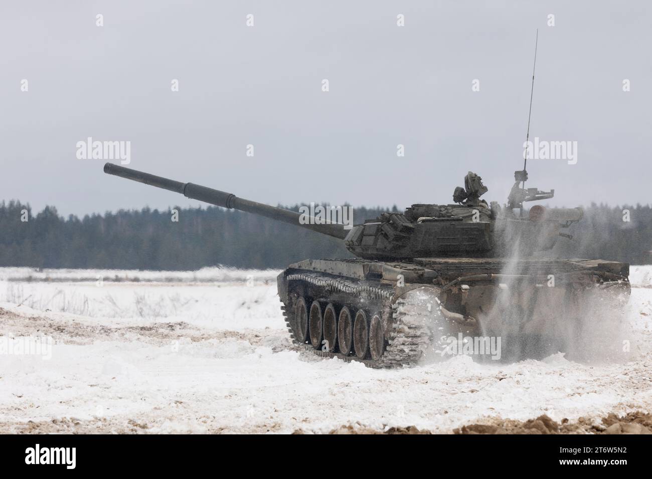Der kraftvolle Panzer des schweren Kampffahrzeugs fährt während des Trainings durch die Reichweite Stockfoto