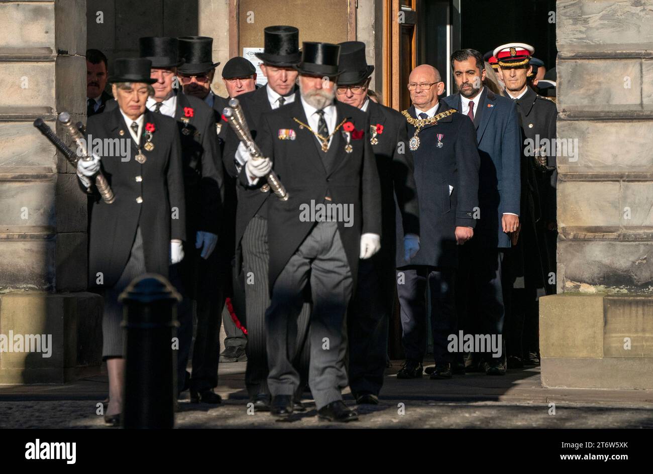 Die High Constables folgten Lord Provost Robert Aldridge und First Minister Humza Yousaf während des Remembrance Sunday Events im Stone of Remembrance auf der Royal Mile in Edinburgh. Bilddatum: Sonntag, 12. November 2023. Stockfoto