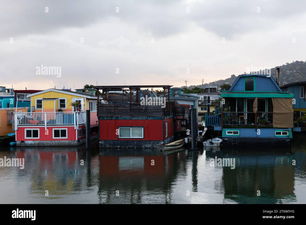 Farbenfrohe, bemalte und restaurierte Hausboote spiegeln sich im ruhigen Wasser der Richardson Bay in Sausalito, Kalifornien, wider. Stockfoto