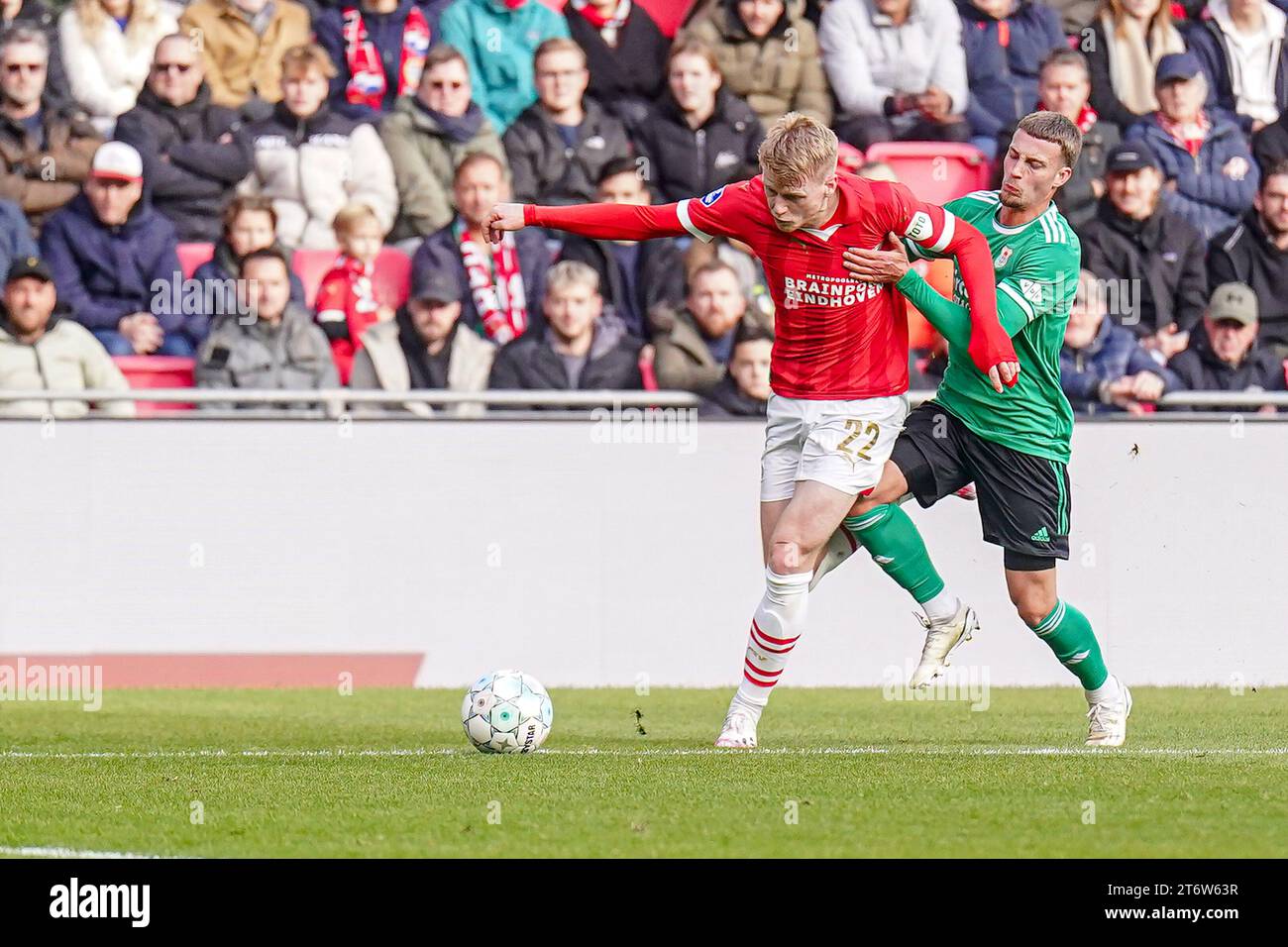 EINDHOVEN, NIEDERLANDE - 12. NOVEMBER: Jerdy Schouten von PSV kämpft im Philips Stadion am 12. November 2023 in Eindhoven um Besitz mit Davy van den Berg von PEC Zwolle. (Foto: Rene Nijhuis/Orange Pictures) Stockfoto