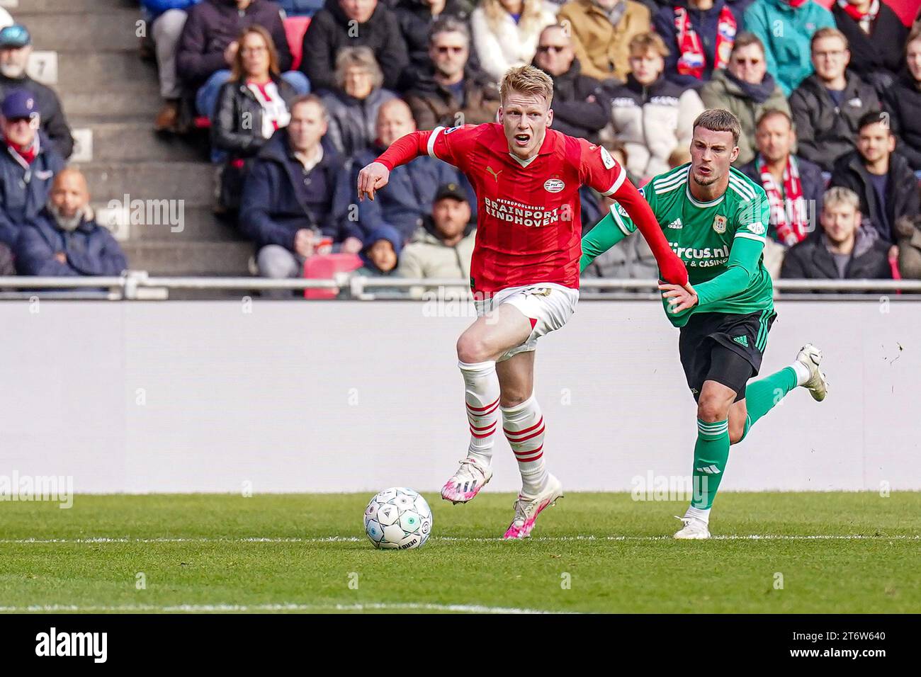 EINDHOVEN, NIEDERLANDE - 12. NOVEMBER: Jerdy Schouten von PSV kämpft im Philips Stadion am 12. November 2023 in Eindhoven um Besitz mit Davy van den Berg von PEC Zwolle. (Foto: Rene Nijhuis/Orange Pictures) Stockfoto