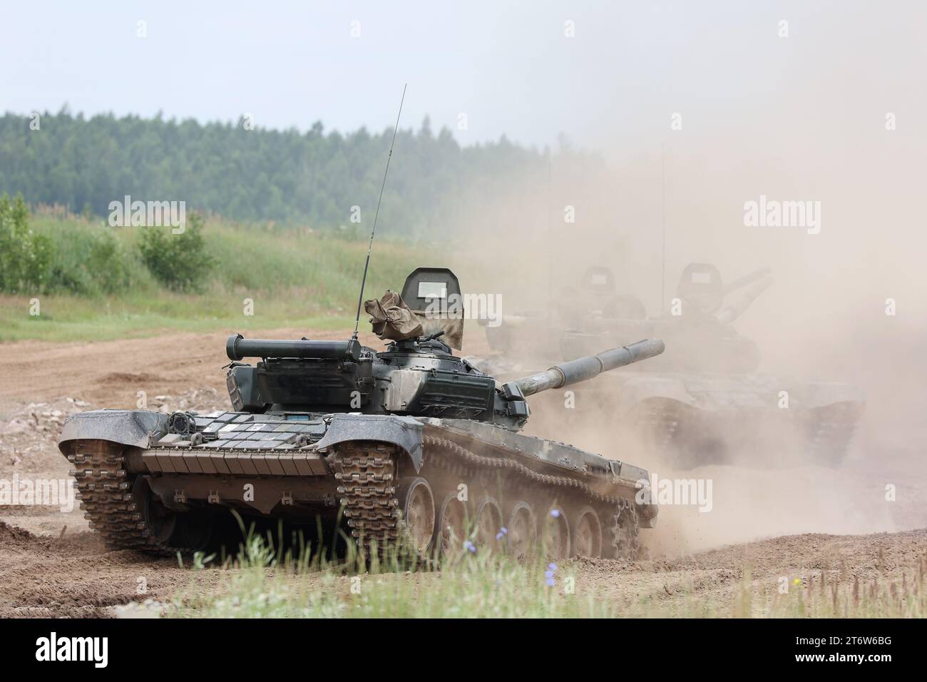 Der kraftvolle Panzer des schweren Kampffahrzeugs fährt während des Trainings durch die Reichweite Stockfoto