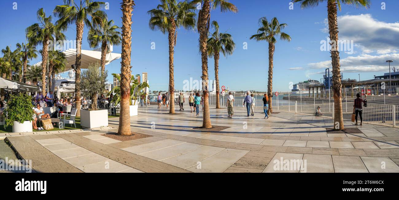 Malaga Spanien, Malaga Hafen mit El Palmeral de las Sorpresas, Hauptpromenade des Hafens in Malaga, Andalusien, Spanien. Stockfoto
