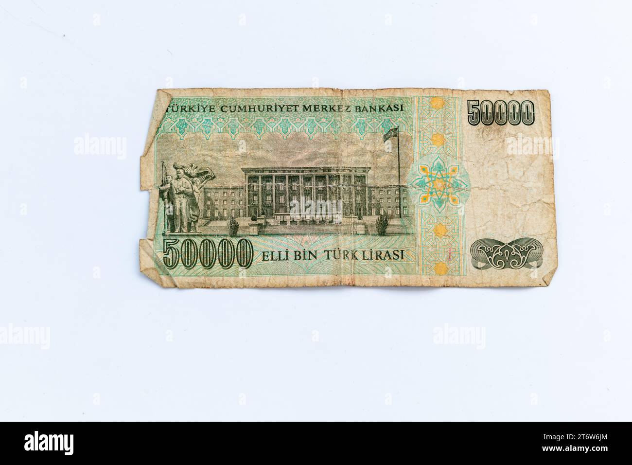 Die Rückseite einer alten türkischen fünfzigtausend Lira-Banknote, isoliert in weiß. Stockfoto