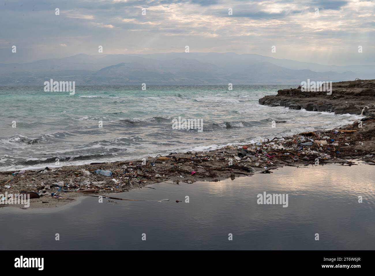 Ein Abschnitt der Küste entlang Israels Küste vom Toten Meer, wo eine große Ansammlung von Müll, Flaschen und Müll an das Sandufer gespült wurde. Stockfoto