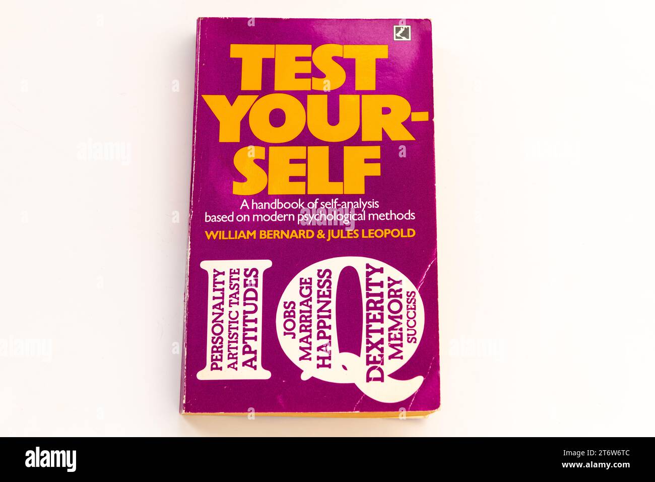 London. UK. 11.05.2023. Ein Buch der Selbstanalyse, Selbsttest isoliert in weiß. Stockfoto