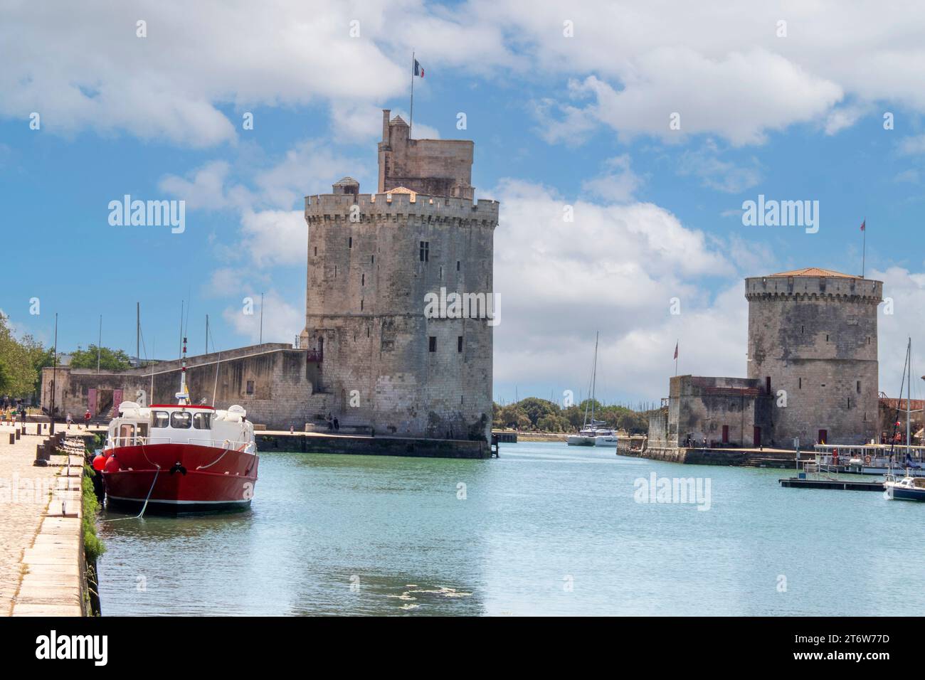 Die Tour Saint-Nicolas und die Tour de la Chaîne de La Rochelle wurden zwischen dem 14. Und 15. Jahrhundert an der Küste am Eingang zum gebaut Stockfoto