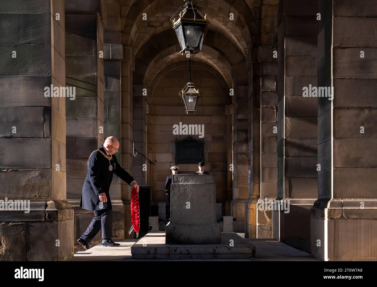 Lord Provost Robert Aldridge legt einen Kranz im Stone of Remembrance auf der Royal Mile während der Remembrance Sunday Veranstaltung in Edinburgh. Bilddatum: Sonntag, 12. November 2023. Stockfoto