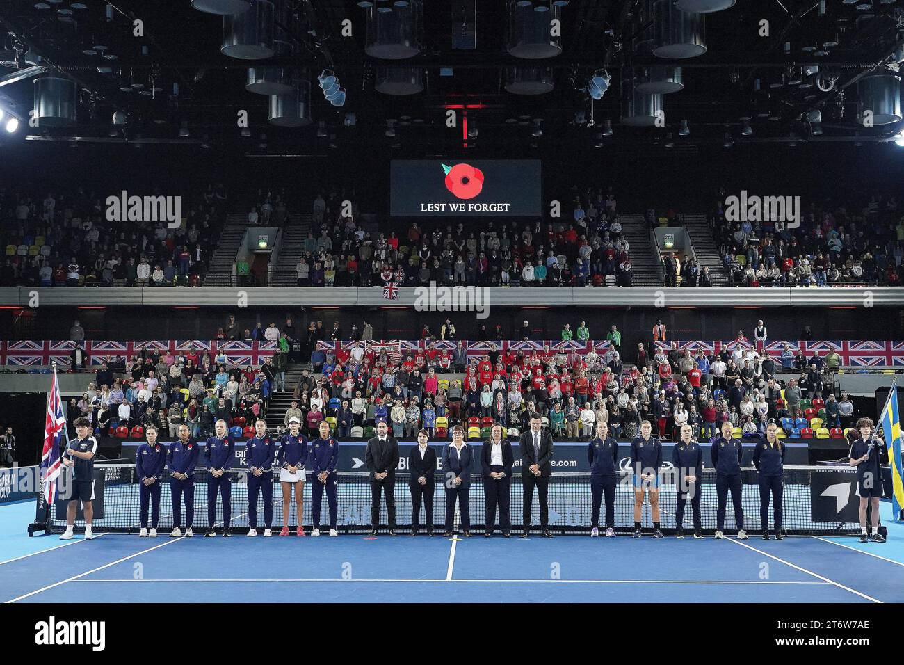 Die Spieler Großbritanniens und Schwedens halten für eine Minute still zum Remembrance Day vor dem zweiten Tag des Billie Jean King Cup 2023 in der Copper Box Arena in London. Bilddatum: Sonntag, 12. November 2023. Stockfoto