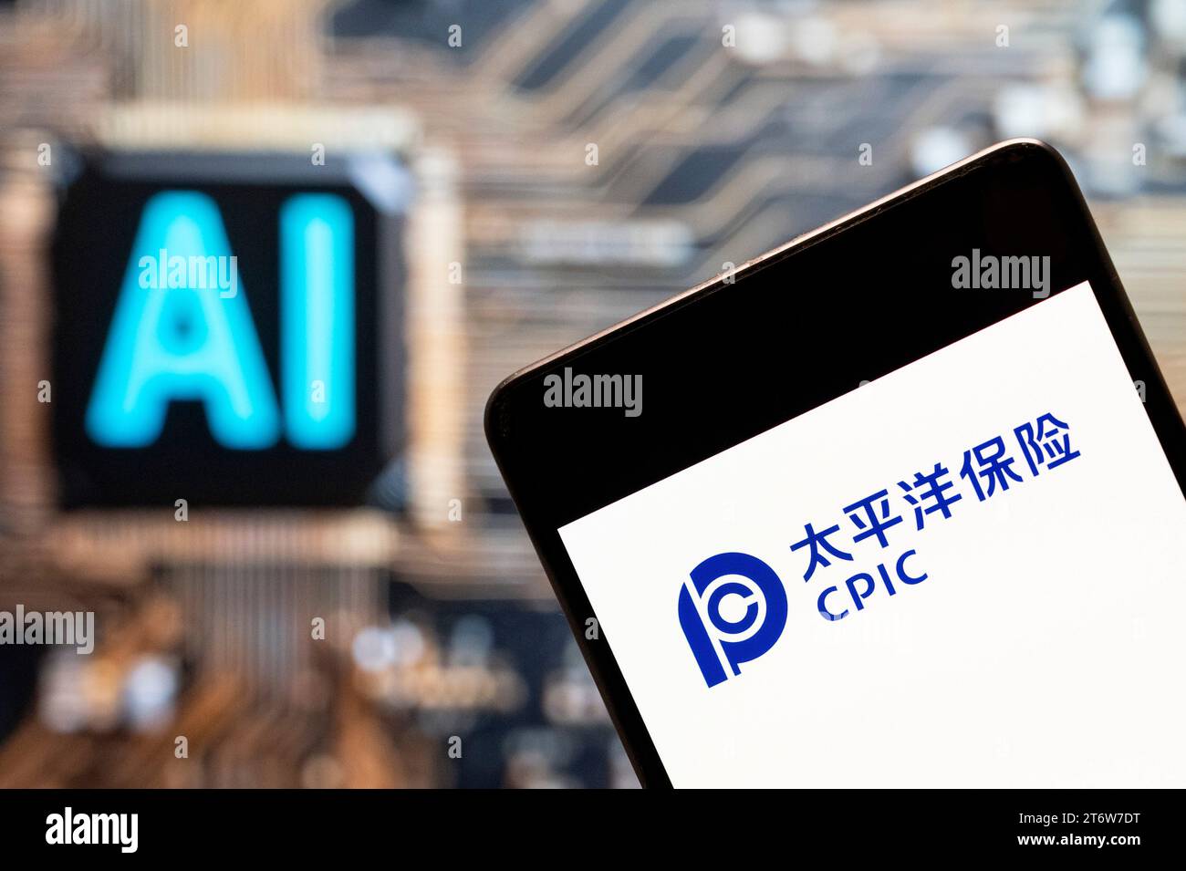 3. November 2023, China: In dieser Fotoabbildung wird das chinesische Versicherungsunternehmen China Pacific Insurance (CPIC) Logo auf einem Smartphone mit einem Chip für künstliche Intelligenz (KI) und einem Symbol im Hintergrund angezeigt. (Credit Image: © Budrul Chukrut/SOPA Images via ZUMA Press Wire) NUR REDAKTIONELLE VERWENDUNG! Nicht für kommerzielle ZWECKE! Stockfoto