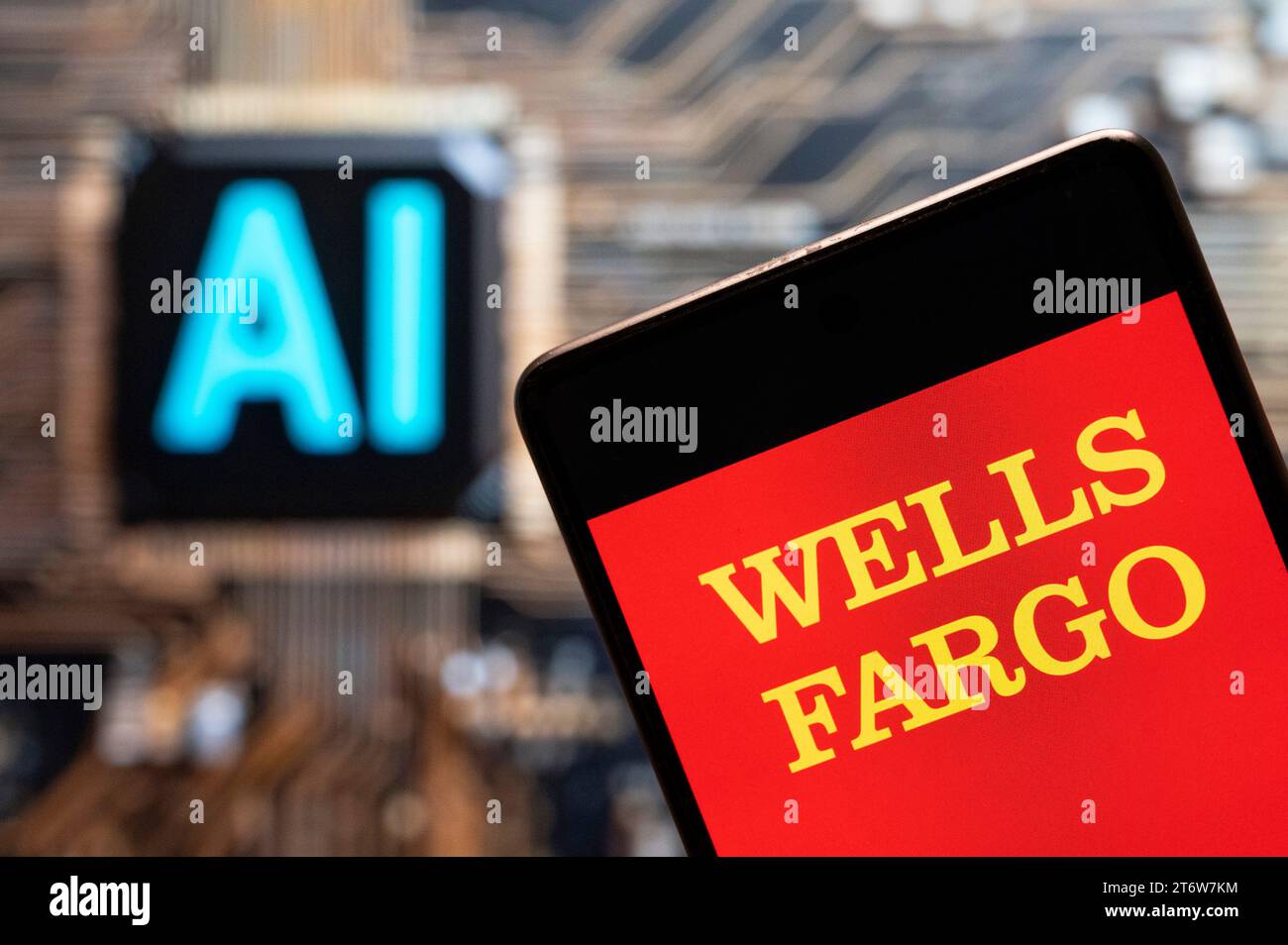 3. November 2023, China: In dieser Fotoabbildung wird das US-amerikanische multinationale Finanzdienstleistungsunternehmen Wells Fargo (YSE: WFC)-Logo auf einem Smartphone mit einem KI-Chip und einem Symbol im Hintergrund angezeigt. (Credit Image: © Budrul Chukrut/SOPA Images via ZUMA Press Wire) NUR REDAKTIONELLE VERWENDUNG! Nicht für kommerzielle ZWECKE! Stockfoto