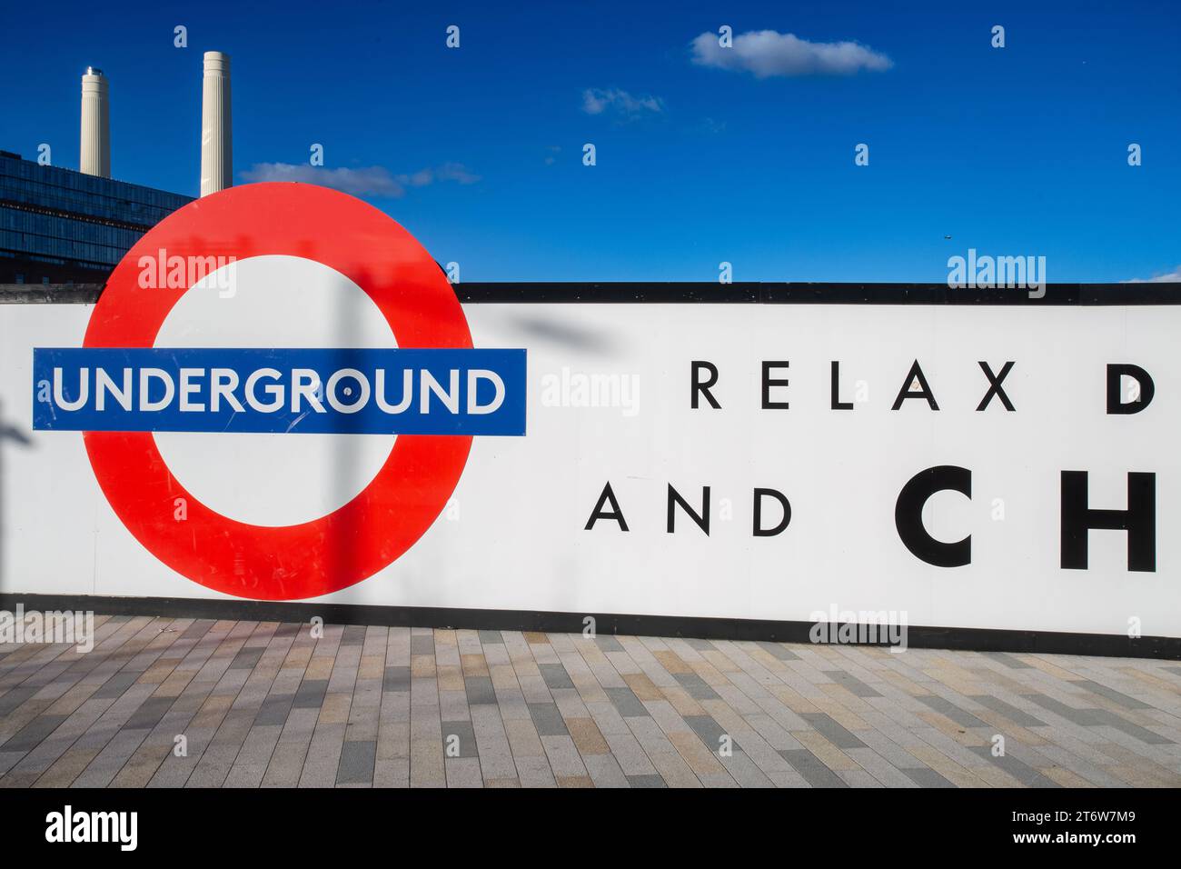 Battersea-Kraftwerk U-Bahn-Station in London, mit Battersea-Kraftwerk im Hintergrund Stockfoto